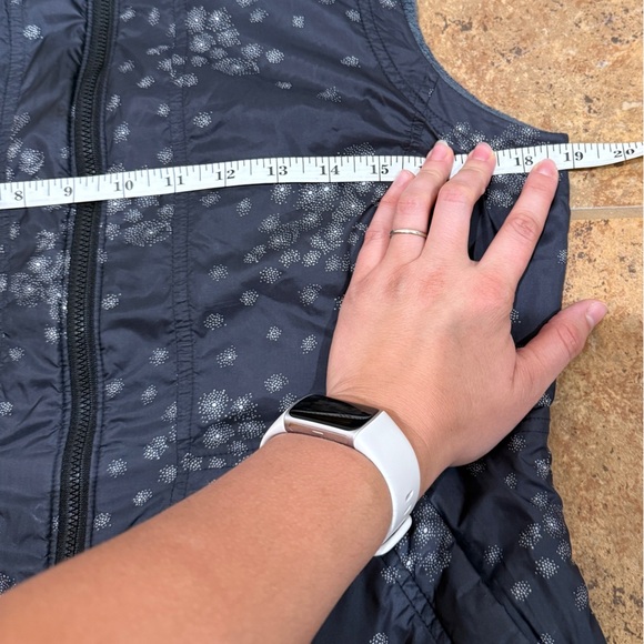 Mountain Hardwear Women’s Reversible Insulated Vest Small S Petite Gray Gorpcore - Picture 8 of 12